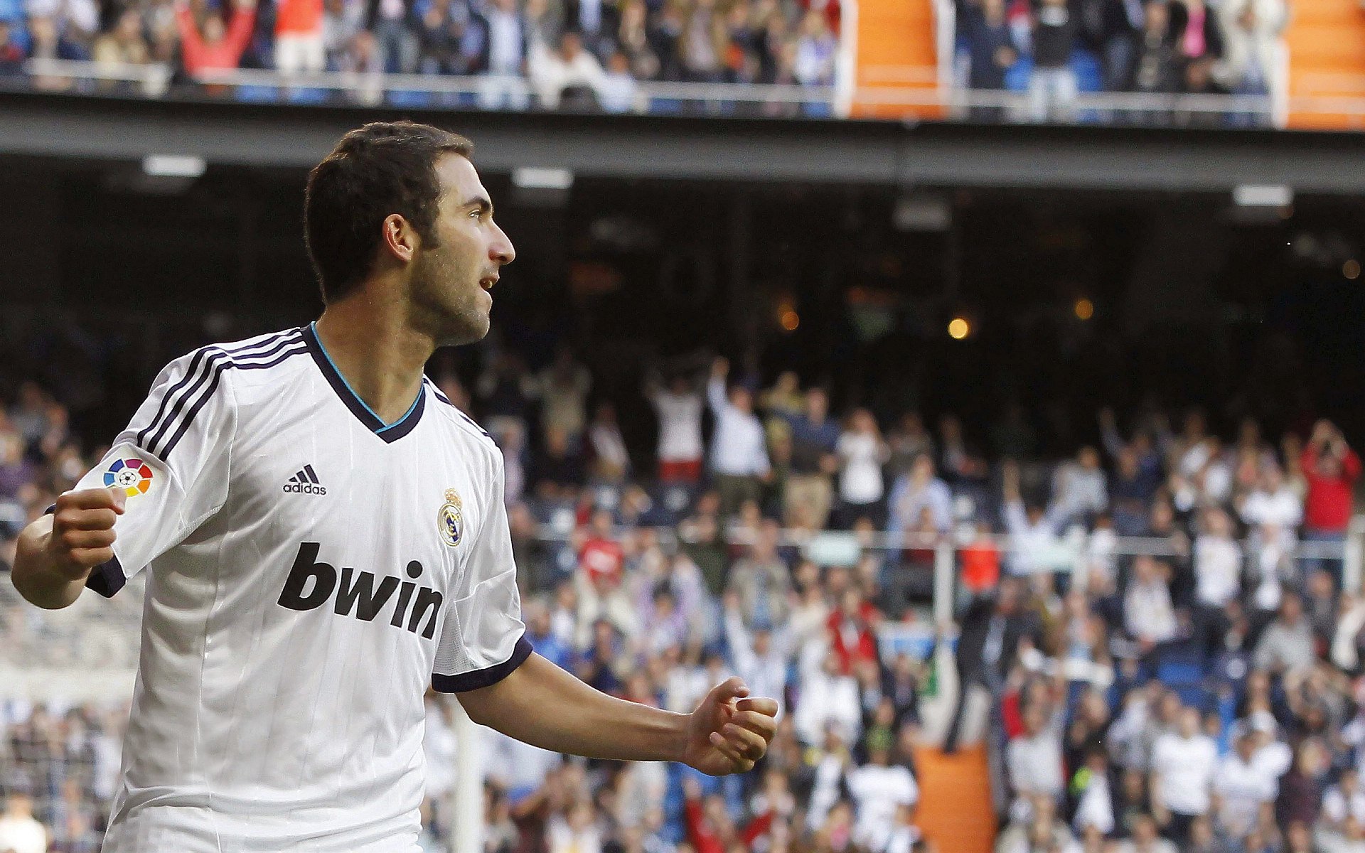 “阿根廷美洲狮队展现团队力量,成功超越对手”